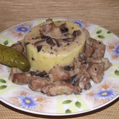 Krok 6 - Wieprzowina w sosie pieczarkowo śmietanowym podana z ziemniakami foto