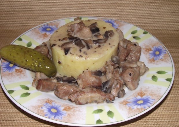 Fotografia przedstawiająca Wieprzowina w sosie pieczarkowo śmietanowym podana z ziemniakami