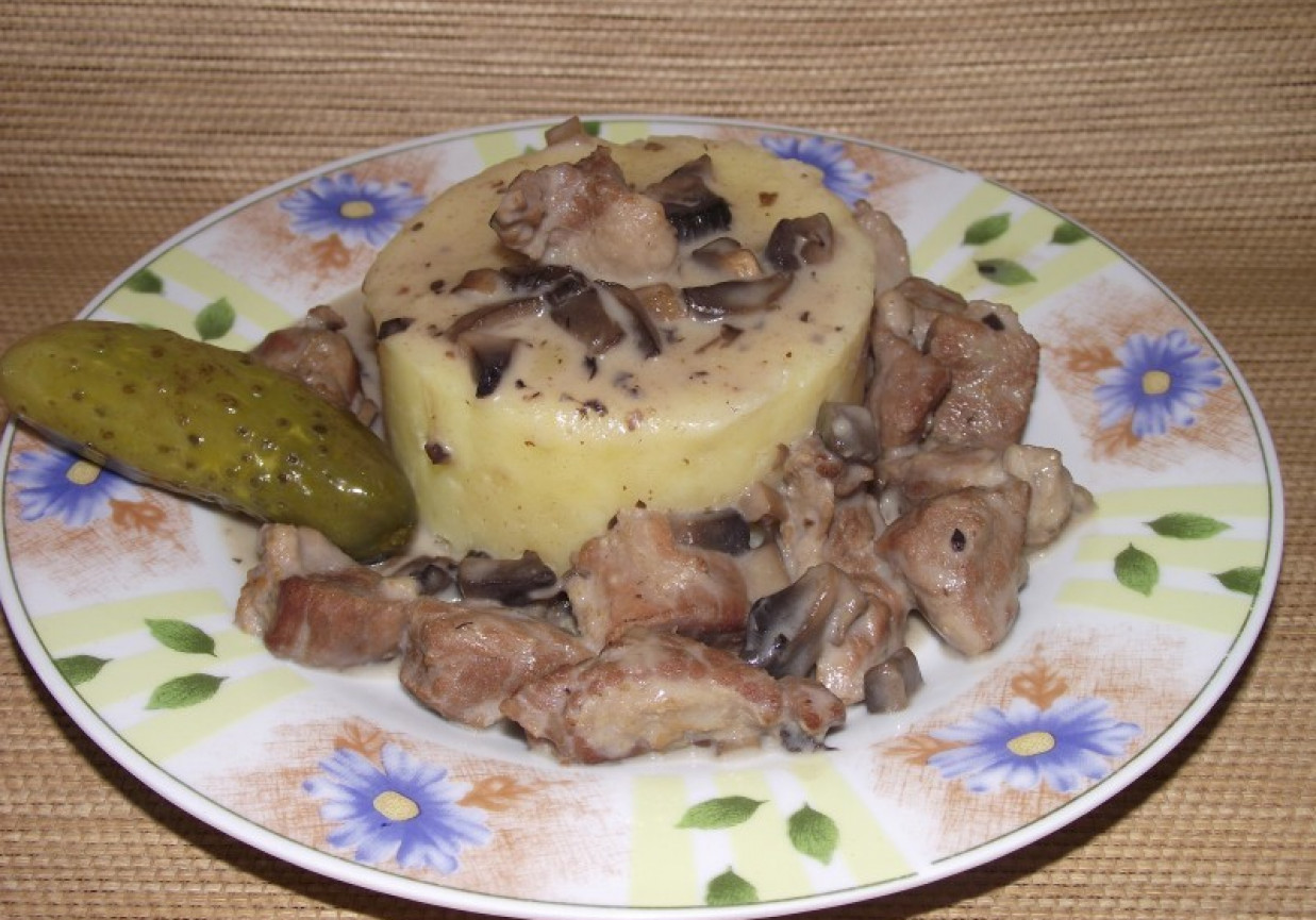 Wieprzowina w sosie pieczarkowo śmietanowym podana z ziemniakami foto