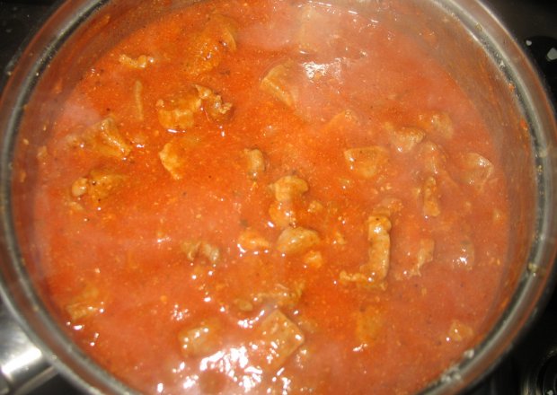 Fotografia przedstawiająca Wieprzowina w sosie pomidorowym