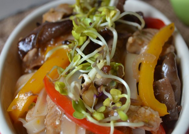 Fotografia przedstawiająca wieprzowina z makaronem ryżowym i grzybami mun