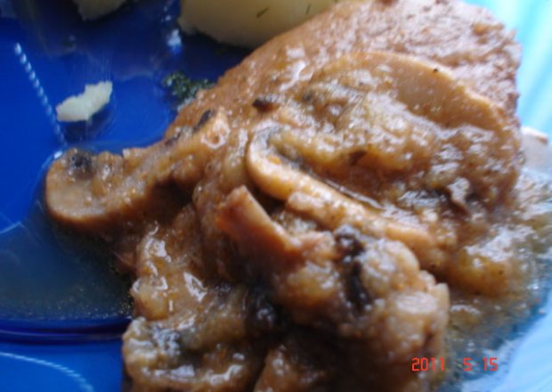Fotografia przedstawiająca Wieprzowina z pieczarkami i cukinią