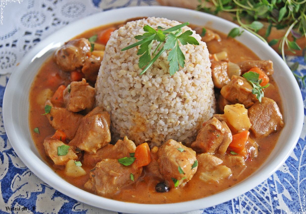 Wieprzowy gulasz na piwie. foto