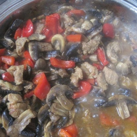 Krok 3 - Wieprzowy gulasz z papryką i pieczarkami foto