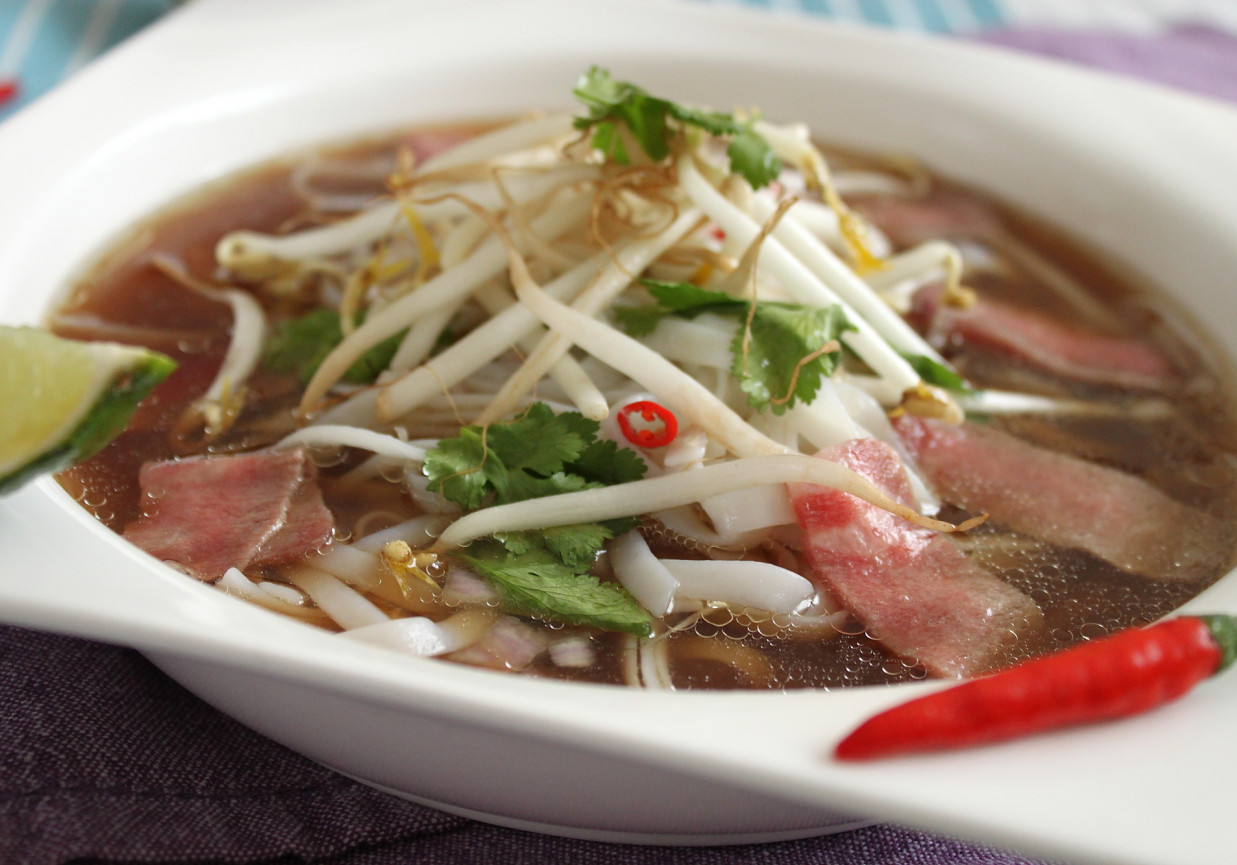 Wietnamska zupa pho foto