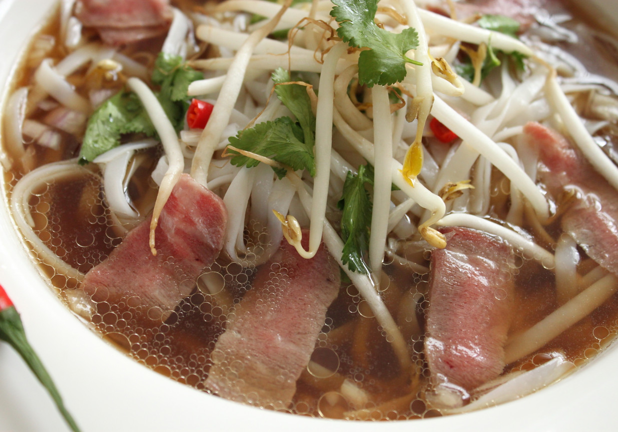 Wietnamska zupa pho foto