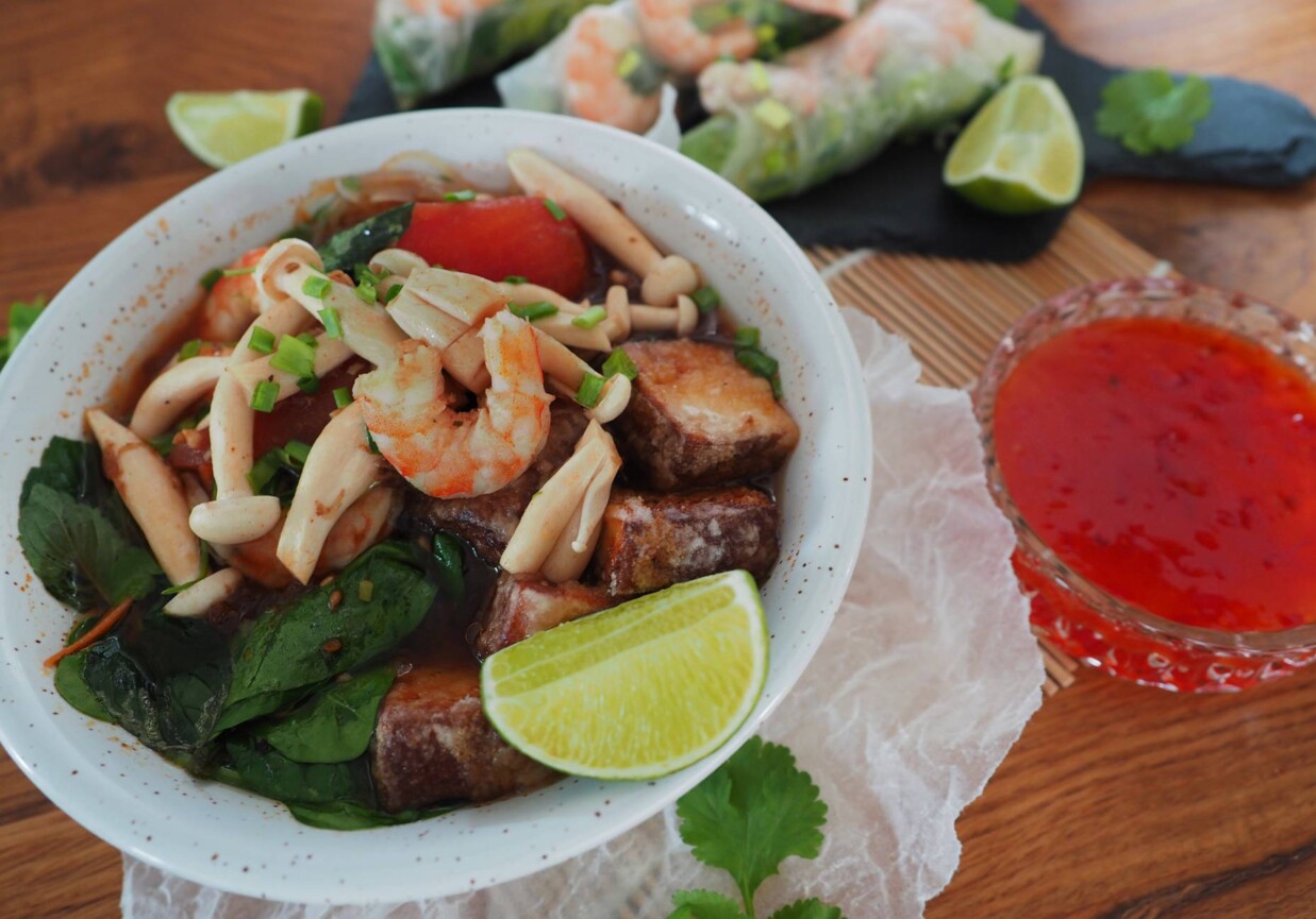 Wietnamska zupa rybna z sajgonkami wg Piotra Ogińskiego foto