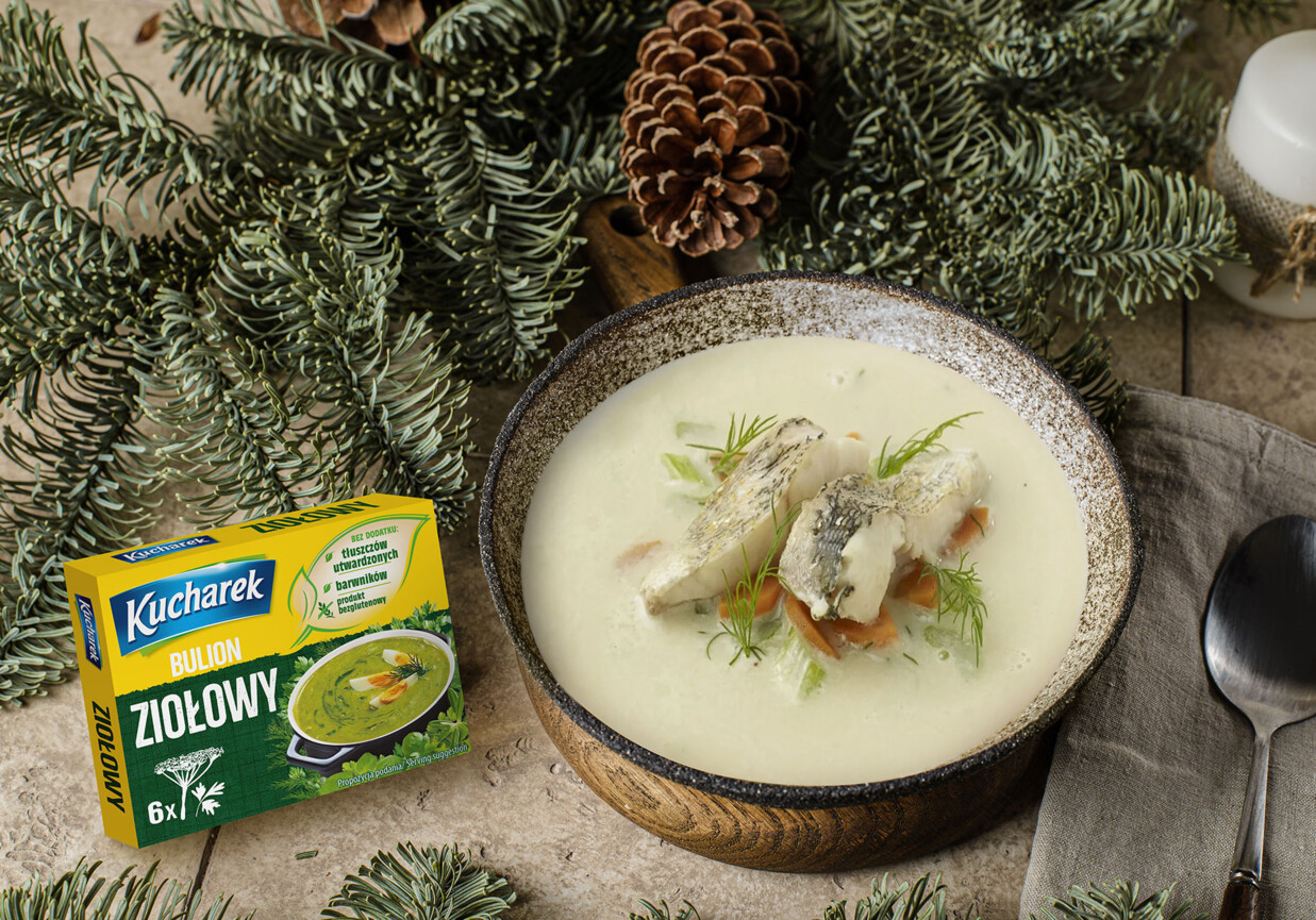 Wigilijna zabielana zupa rybna foto