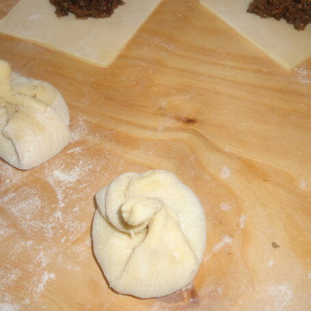 Krok 3 - Wigilijna zupa grzybowa z grzybowymi pierożkami wonton foto