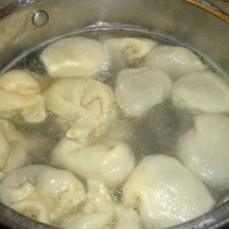 Krok 4 - Wigilijna zupa grzybowa z grzybowymi pierożkami wonton foto