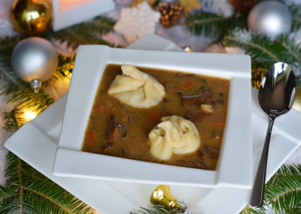 Fotografia przedstawiająca Wigilijna zupa grzybowa z grzybowymi pierożkami wonton