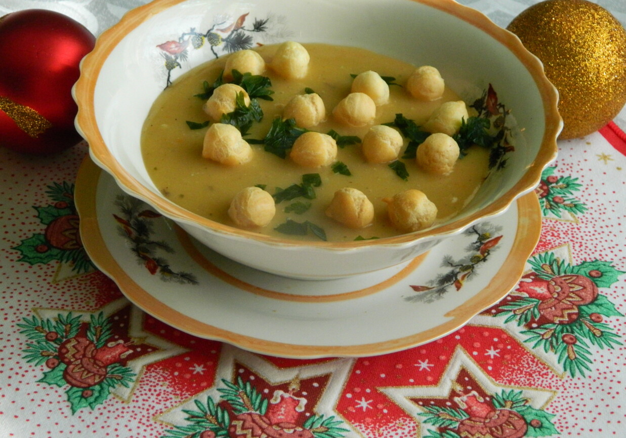Wigilijna zupa krem z grochu łuskanego foto
