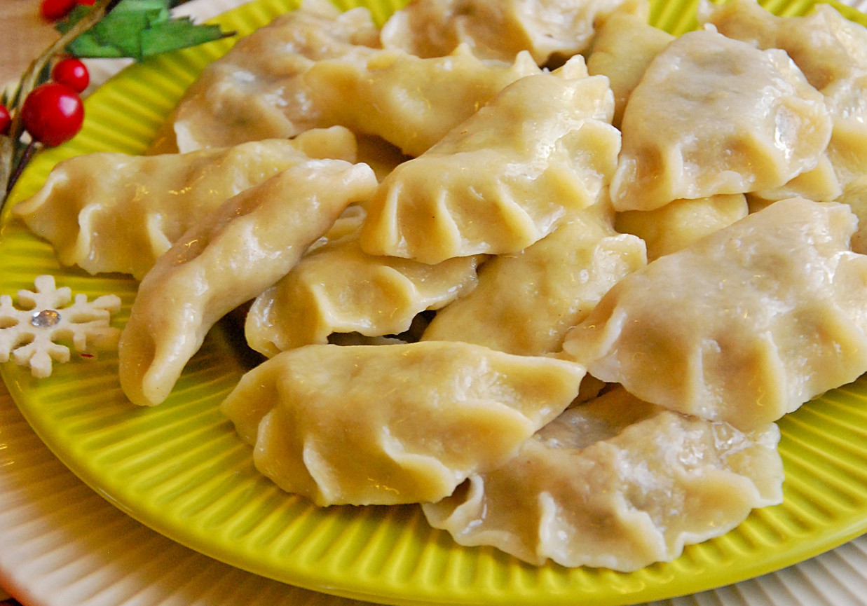 Wigilijne pierogi z kapustą i grzybami foto