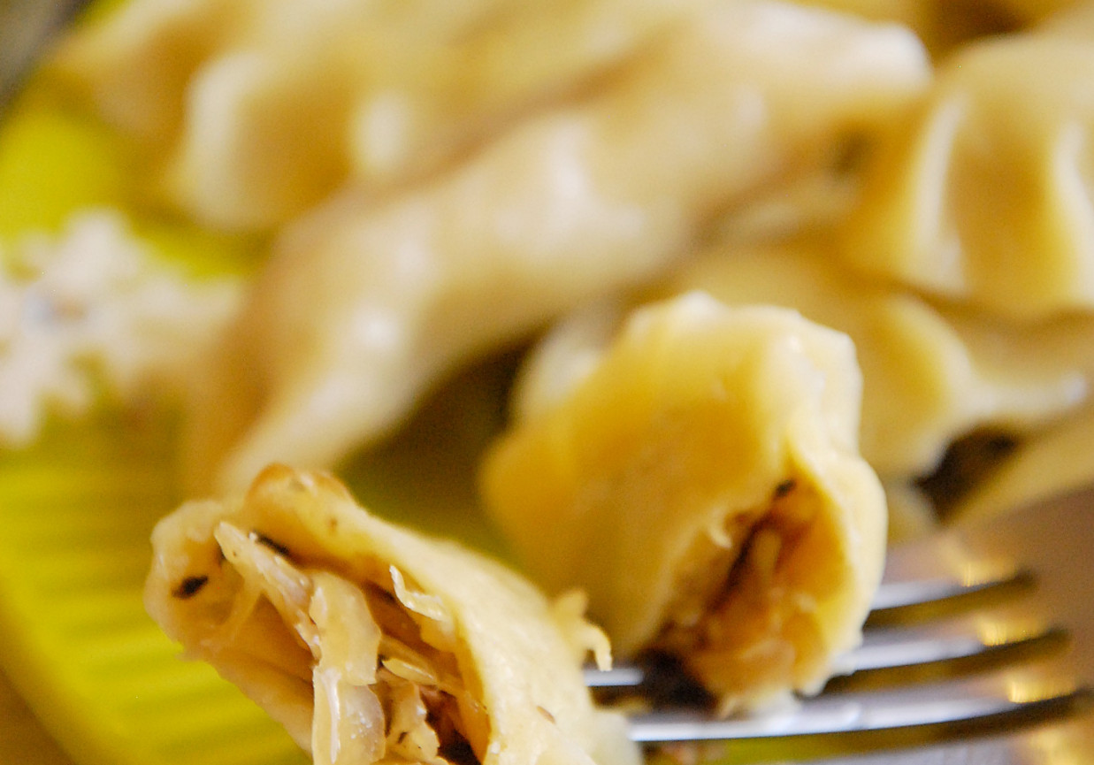 Wigilijne pierogi z kapustą i grzybami foto