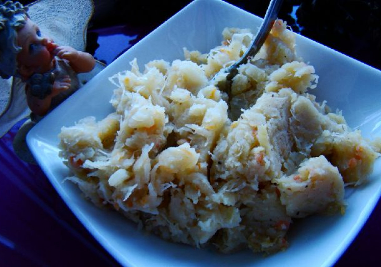 Wigilijne pierogi z ziemniakami i kapustą kiszoną foto