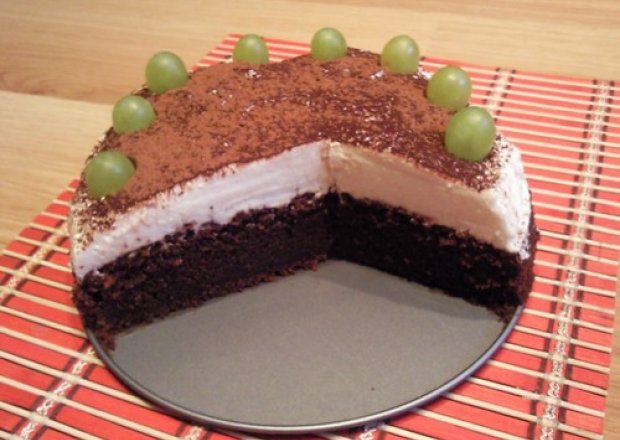Fotografia przedstawiająca Wilgotne ciasto czekoladowe z winogronem