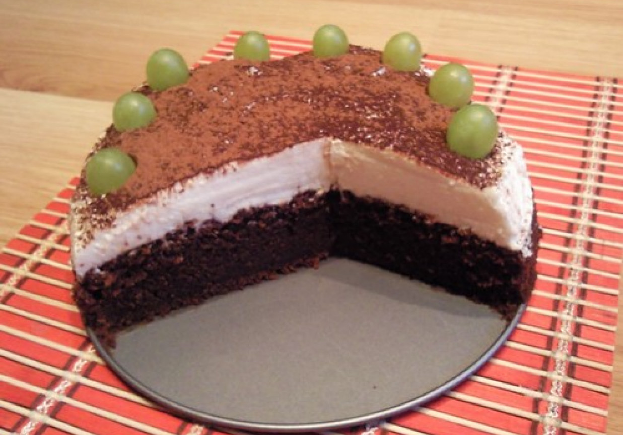 Wilgotne ciasto czekoladowe z winogronem foto