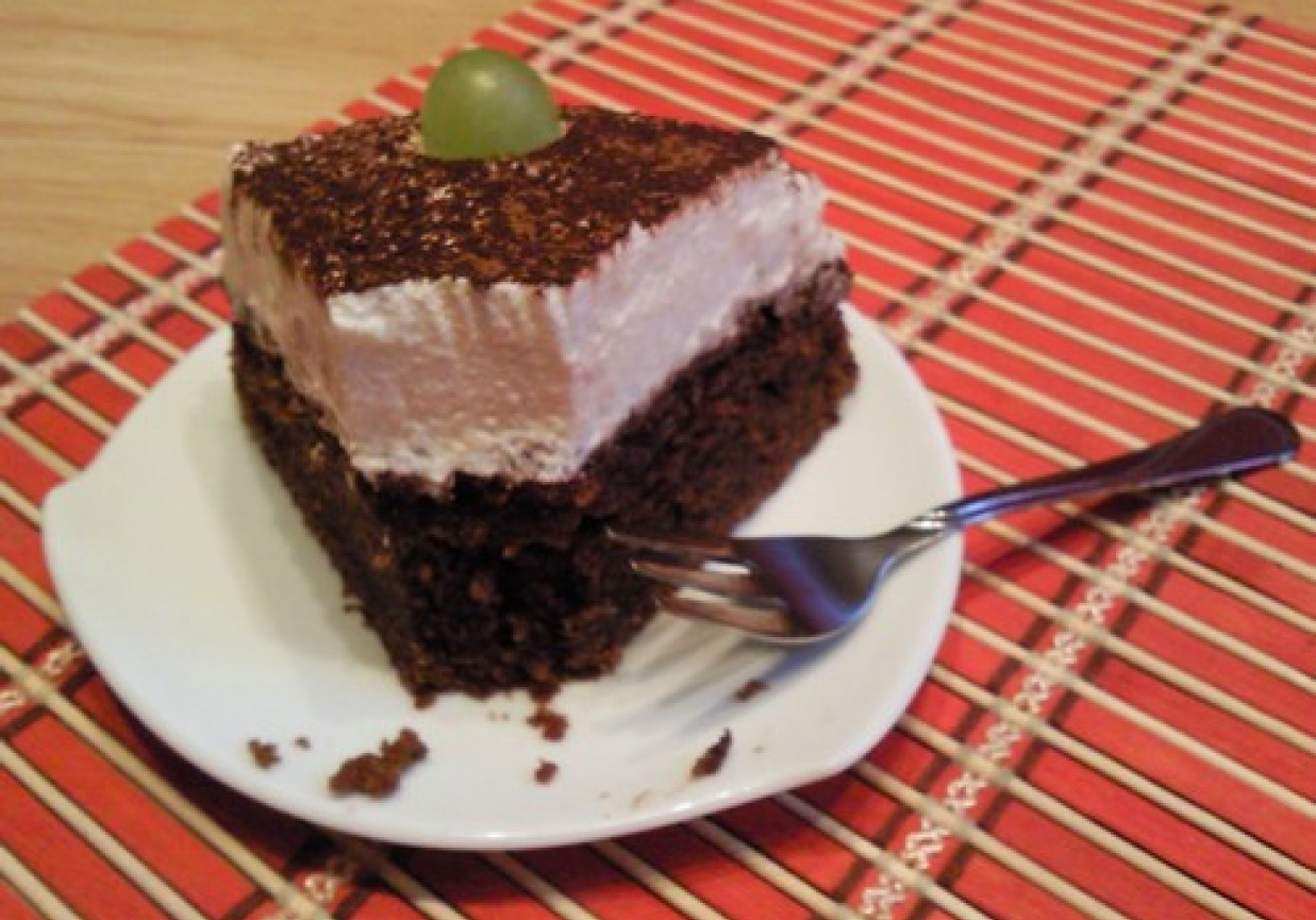 Wilgotne ciasto czekoladowe z winogronem foto