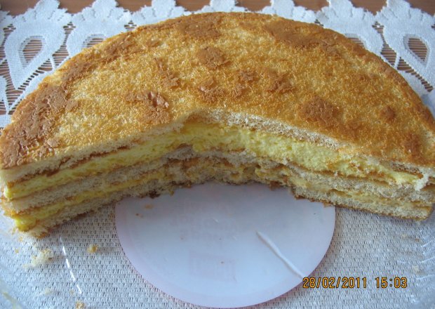 Fotografia przedstawiająca Wilgotne cytrynowe ciasto biszkoptowe