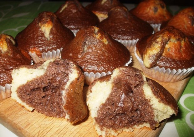 Fotografia przedstawiająca Wilgotne muffiny marmurkowe z nutą brzoskwiniową