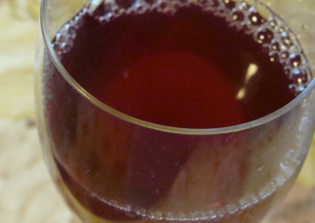 Fotografia przedstawiająca wino jagodowo- wiśniowe półwytrawne