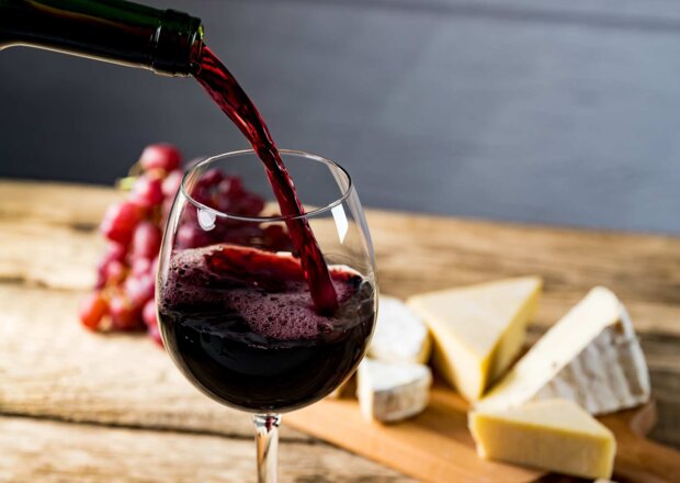 Fotografia przedstawiająca Wino z ciemnych winogron