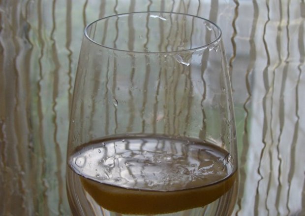 Fotografia przedstawiająca Wino z cytrynową zakąską