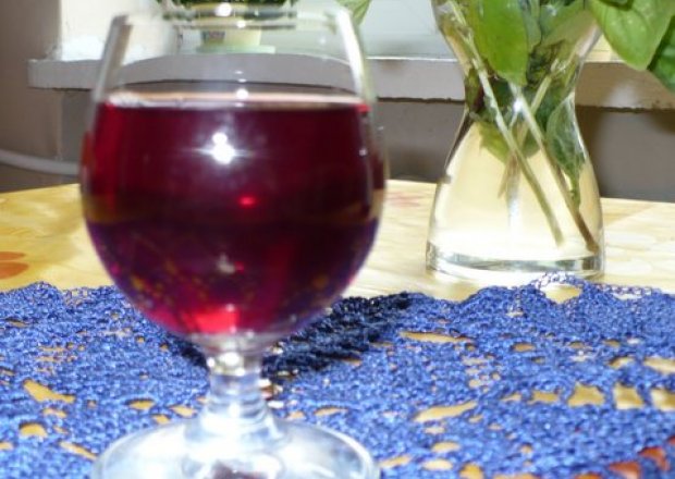 Fotografia przedstawiająca Wino z owoców aronii