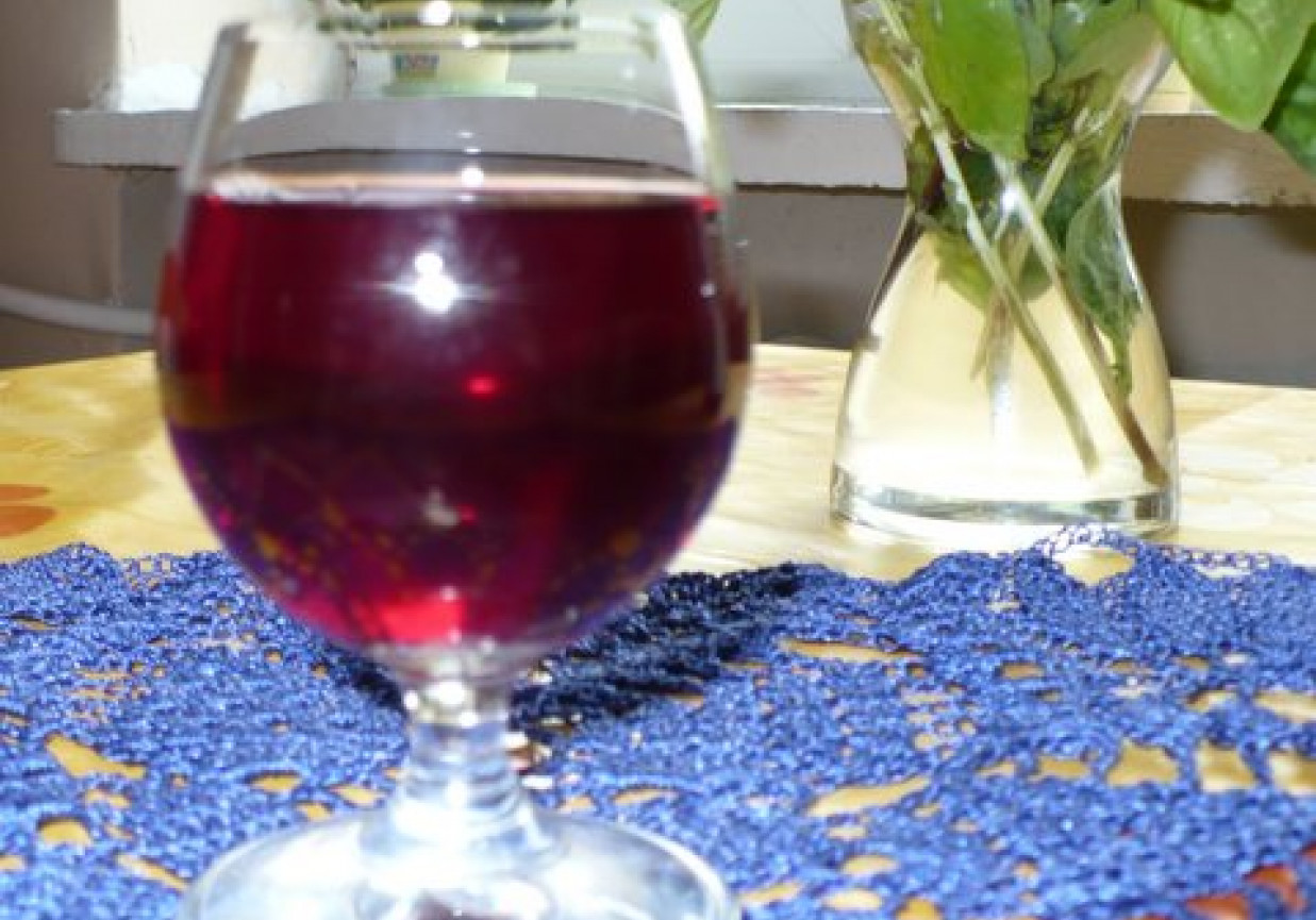 Wino z owoców aronii foto