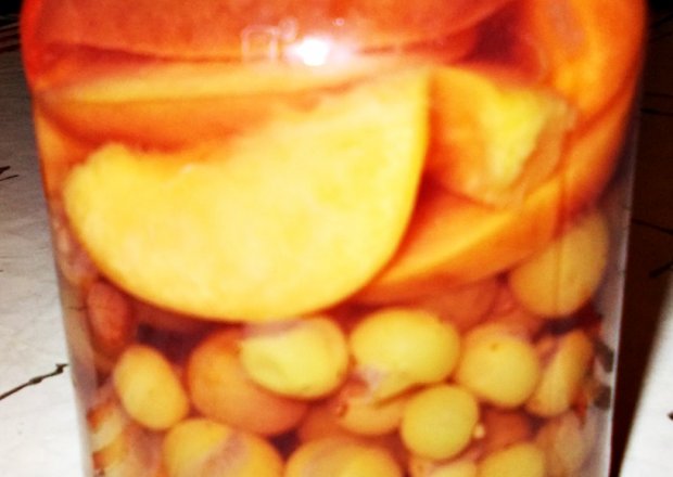 Fotografia przedstawiająca Winogrona i nektarynki w syropie .
