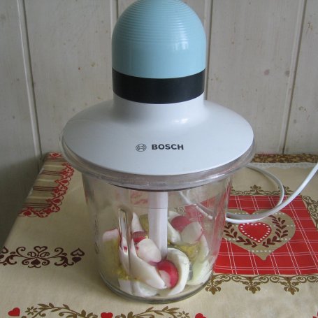 Krok 1 - Wiosenna pasta jajeczna z rzodkiewką i kiełkami foto