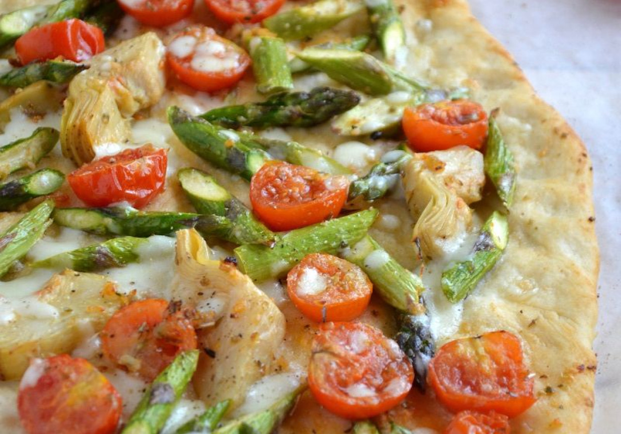 Wiosenna pizza z zielonymi szparagami, karczochami i pomidorkami  foto