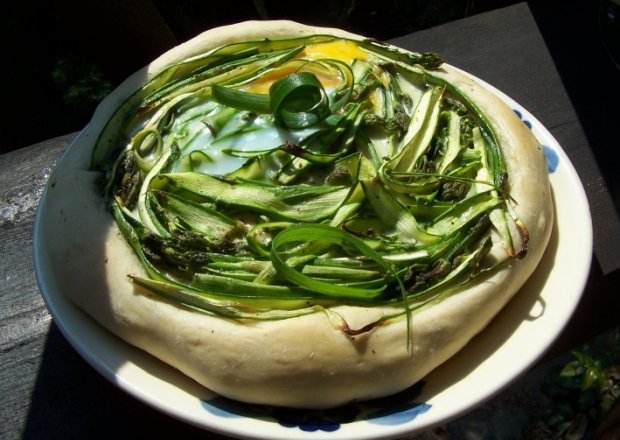 Fotografia przedstawiająca wiosenna pizza ze szparagami