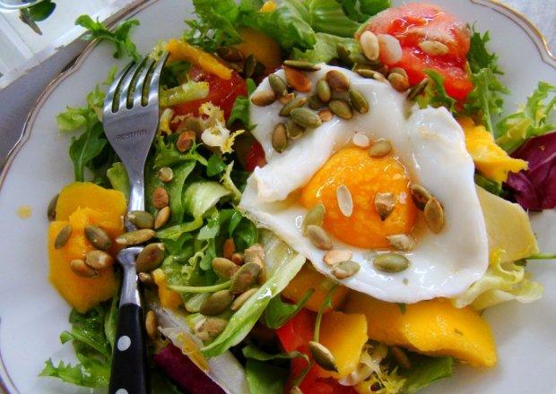 Fotografia przedstawiająca Wiosenna sałata z mango i sadzonym jajkiem