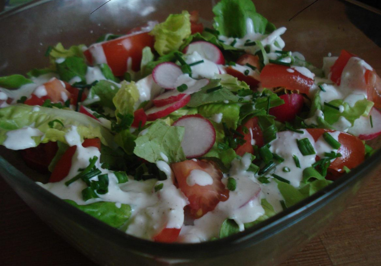 Wiosenna sałata z sosem serowo- czosnkowym foto