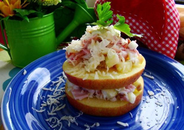 Fotografia przedstawiająca Wiosenna sałatka jabłuszkowa z serem
