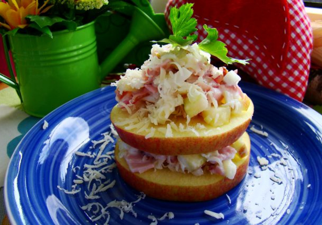 Wiosenna sałatka jabłuszkowa z serem foto