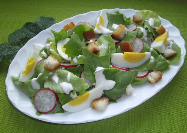 Fotografia przedstawiająca Wiosenna sałatka z jajkiem i grzankami