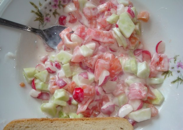 Fotografia przedstawiająca Wiosenna sałatka z jogurtem naturalnym (z pomidorem, ogórkiem i rzodkiewką)