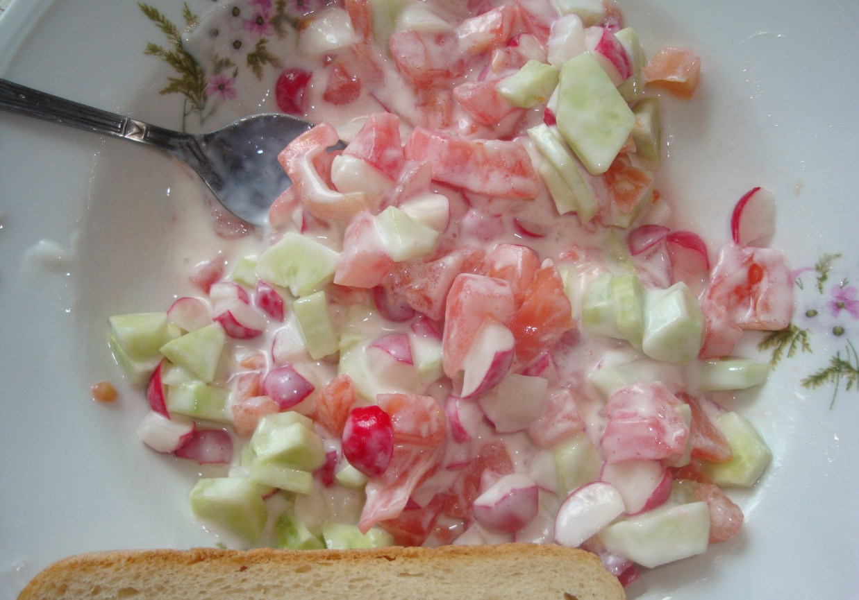 Wiosenna sałatka z jogurtem naturalnym (z pomidorem, ogórkiem i rzodkiewką) foto