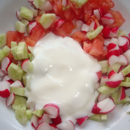 Krok 4 - Wiosenna sałatka z jogurtem naturalnym (z pomidorem, ogórkiem i rzodkiewką) foto
