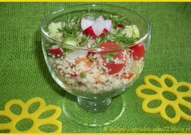 Fotografia przedstawiająca Wiosenna sałatka z kuskusem