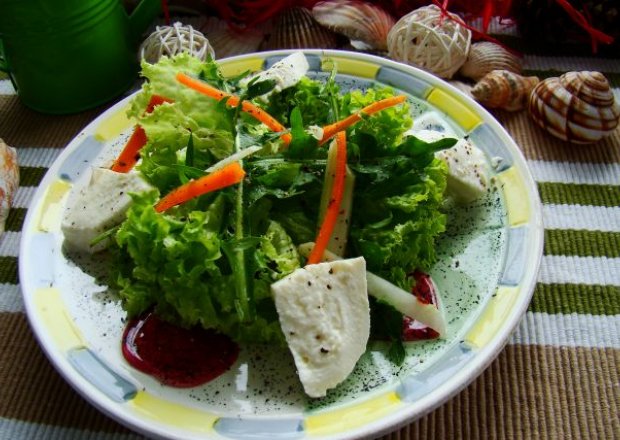 Fotografia przedstawiająca Wiosenna sałatka z lisciem mlecza i serem mozzarella