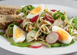 Jak zrobić wiosenną sałatkę z rzodkiewką i kiełkami? foto