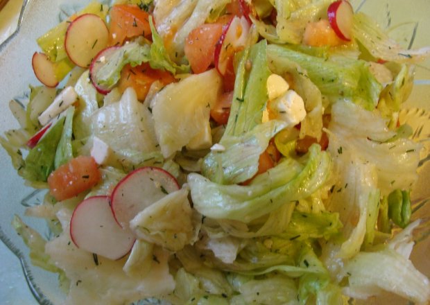 Fotografia przedstawiająca wiosenna salatka