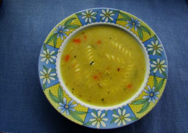 Fotografia przedstawiająca Wiosenna zupa groszkowa