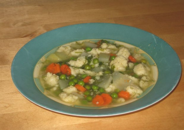 Fotografia przedstawiająca Wiosenna zupa jarzynowa z kluskami