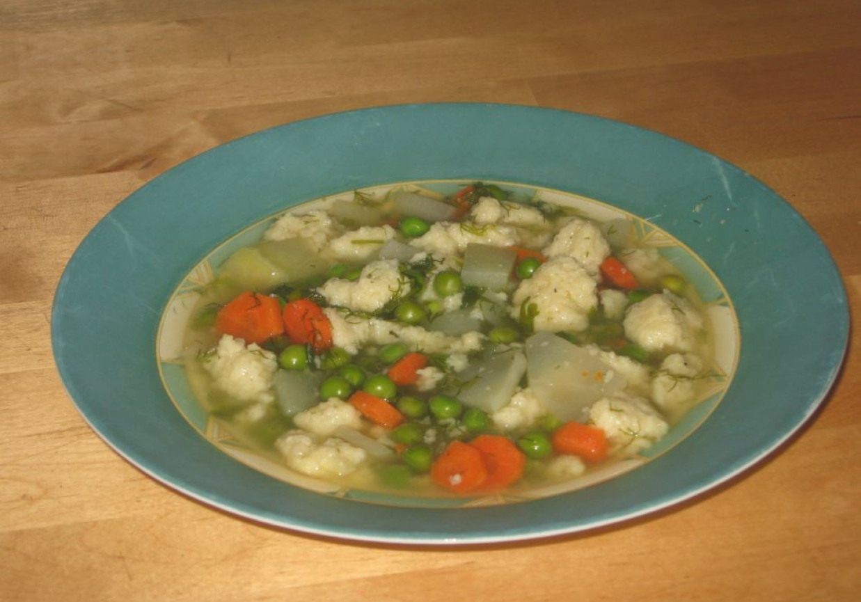 Wiosenna zupa jarzynowa z kluskami foto