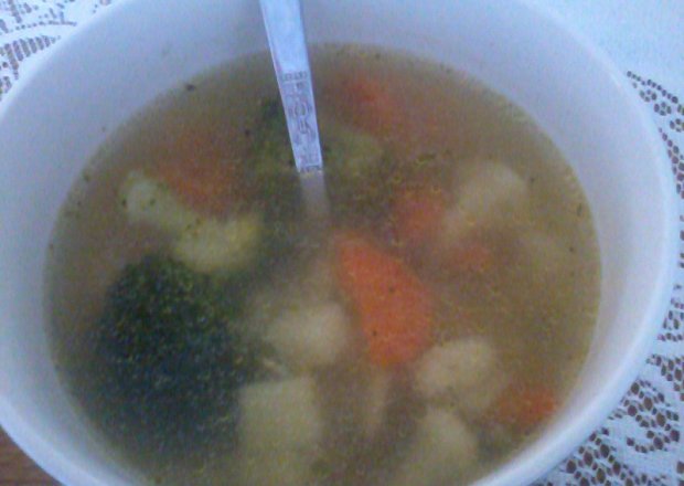 Fotografia przedstawiająca Wiosenna zupa jarzynowa