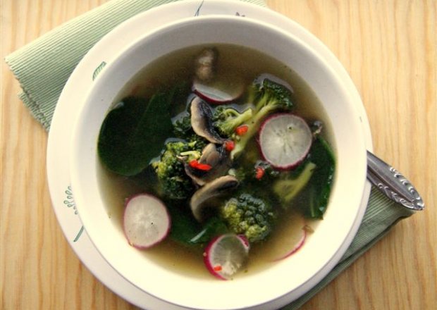 Fotografia przedstawiająca Wiosenna zupa z brokuła i szpinaku